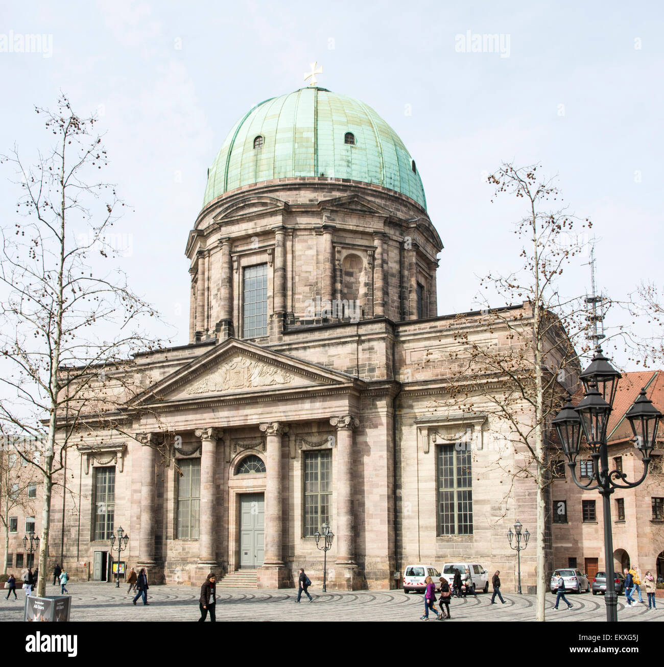 NUERNBERG, Germania - Aprile 9: turistici presso la chiesa di Santa Elisabetta a Nuernberg, Germania il 9 aprile 2015. La chiesa è dedicare Foto Stock