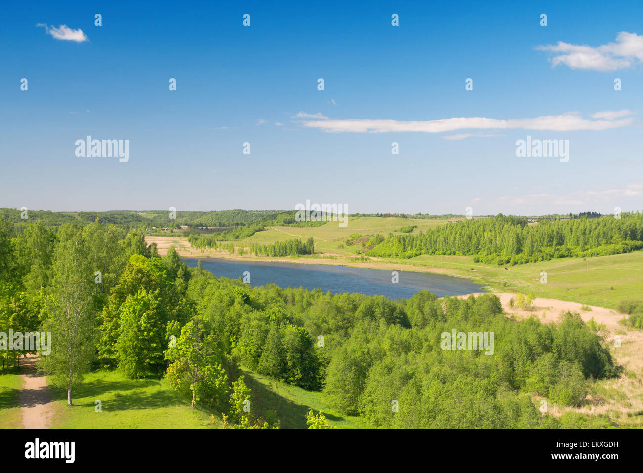 Estate paesaggio della valle verde e blu cielo Foto Stock
