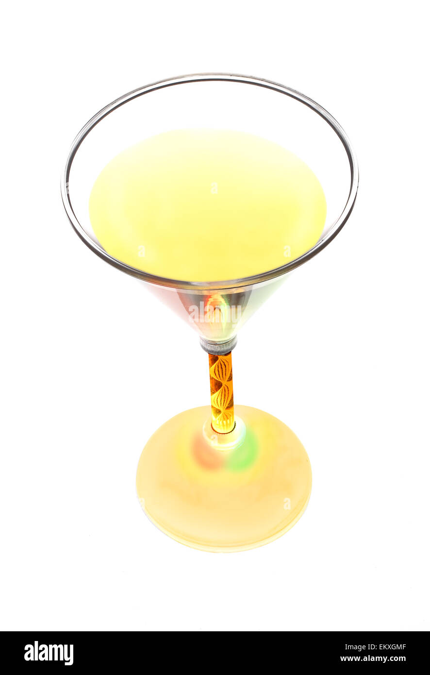 Un bicchiere da cocktail con la base e stelo illuminato da un LED integrato si illumina e contenente un colorato in giallo bere Foto Stock