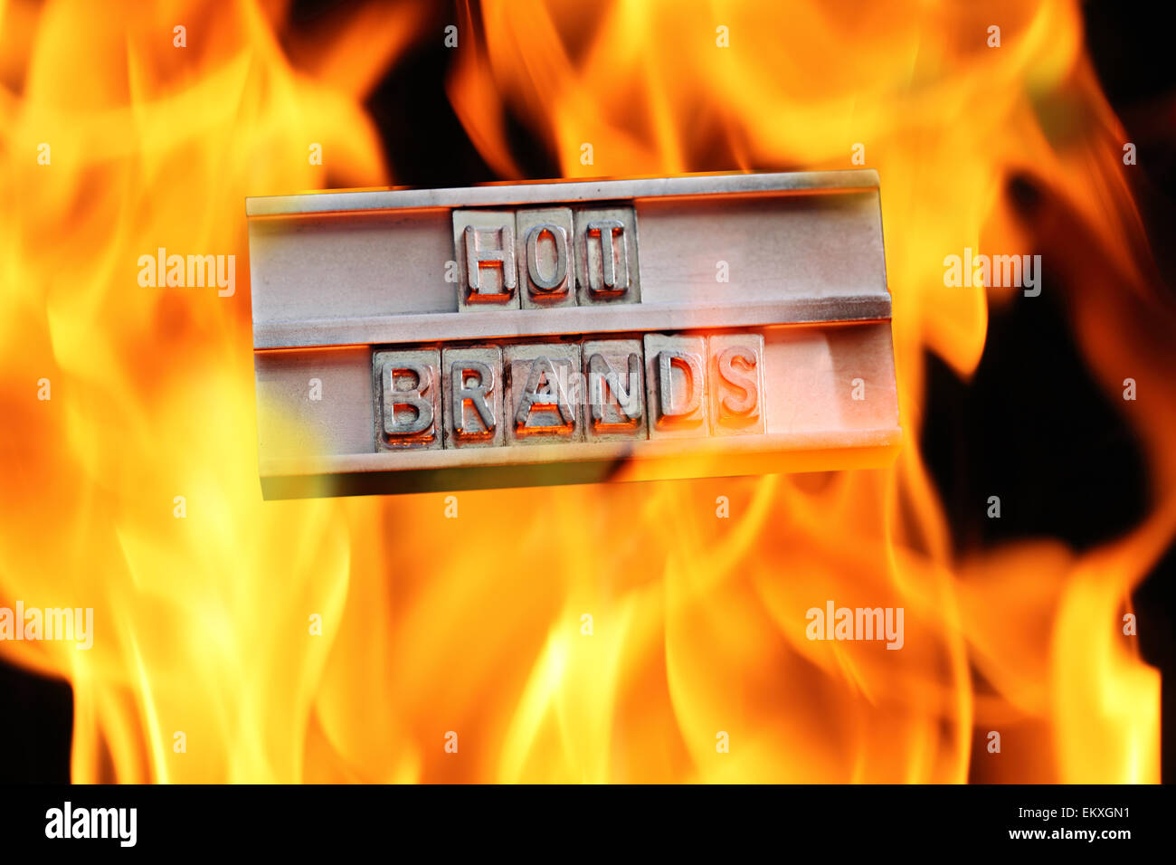 Un 'branding di ferro " con le parole " HOT BRANDS" avvolto in fiamme. (L'immagine è stata girata per leggere correttamente) Foto Stock