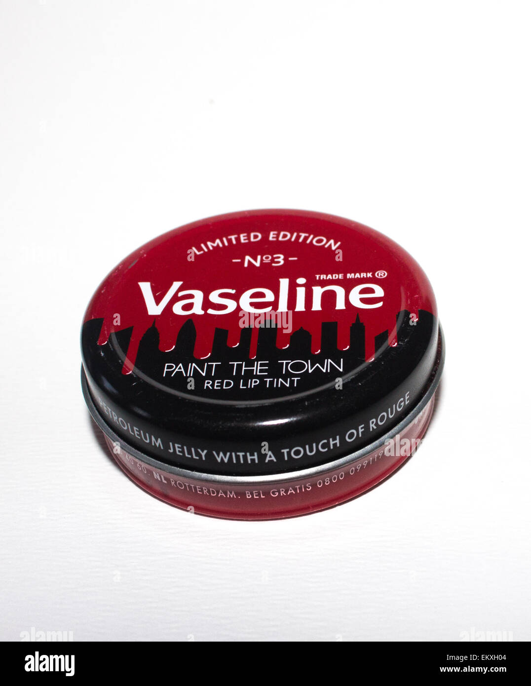 Edizione limitata di dipingere la città di vaselina' in rosso lip tint con coperchio su di un bianco/grigio. Foto Stock