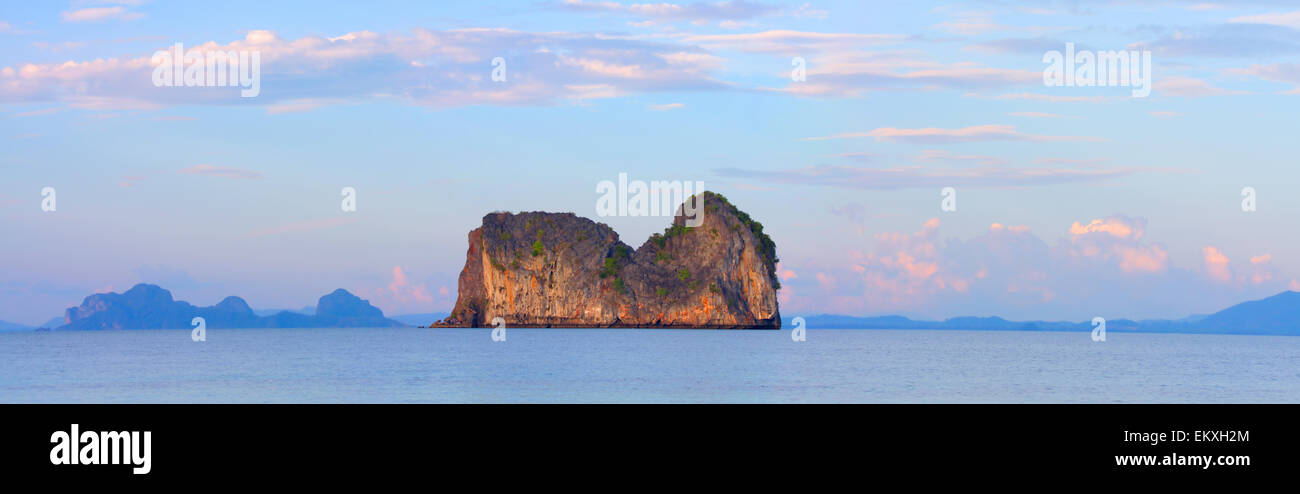 Tramonto e rock isola nel mare tropicale Foto Stock