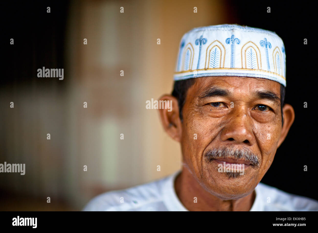 Un uomo musulmano che indossa un cappello di preghiera; Sumatra Indonesia  Foto stock - Alamy
