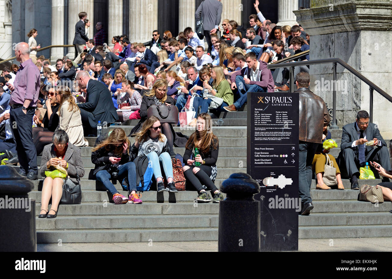 Londra, Regno Unito. Il 14 aprile, 2015. Le persone fanno la maggior parte del sole durante le ore del pranzo - le fasi di St Pauls Cathedral Credito: PjrNews/Alamy Live News Foto Stock