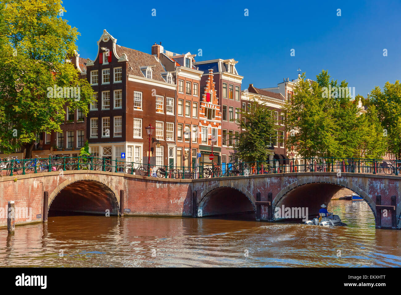 Vista sulla città di Amsterdam canal, il ponte e le case tipiche, Olanda Foto Stock