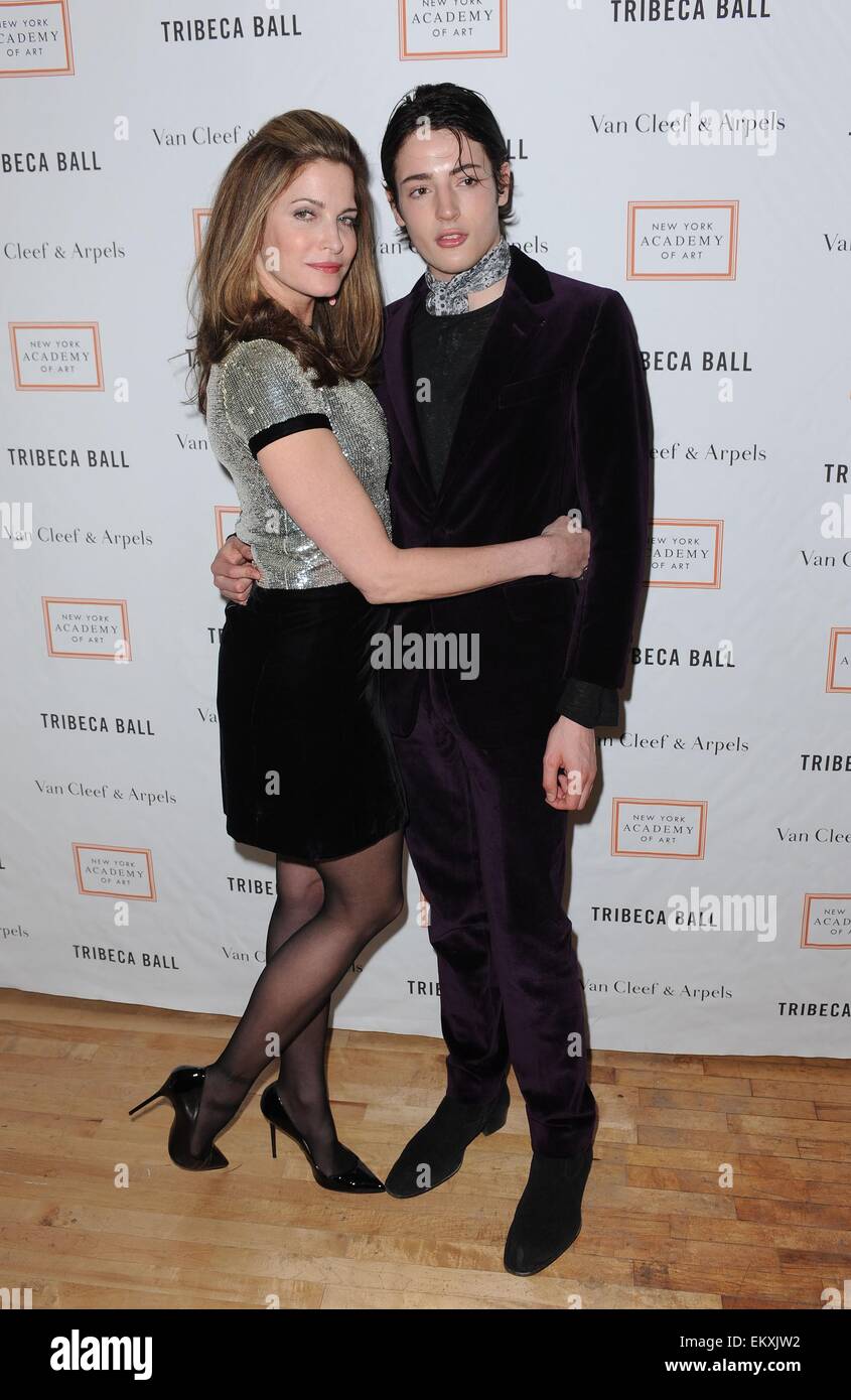 New York, NY, STATI UNITI D'AMERICA. Xiii Apr, 2015. Stephanie Seymour, Harry Brant presso gli arrivi per New York Academy of Art di Tribeca Ball, 111 Franklin Street, New York, NY Aprile 13, 2015. © Kristin Callahan/Everett raccolta/Alamy Live News Foto Stock