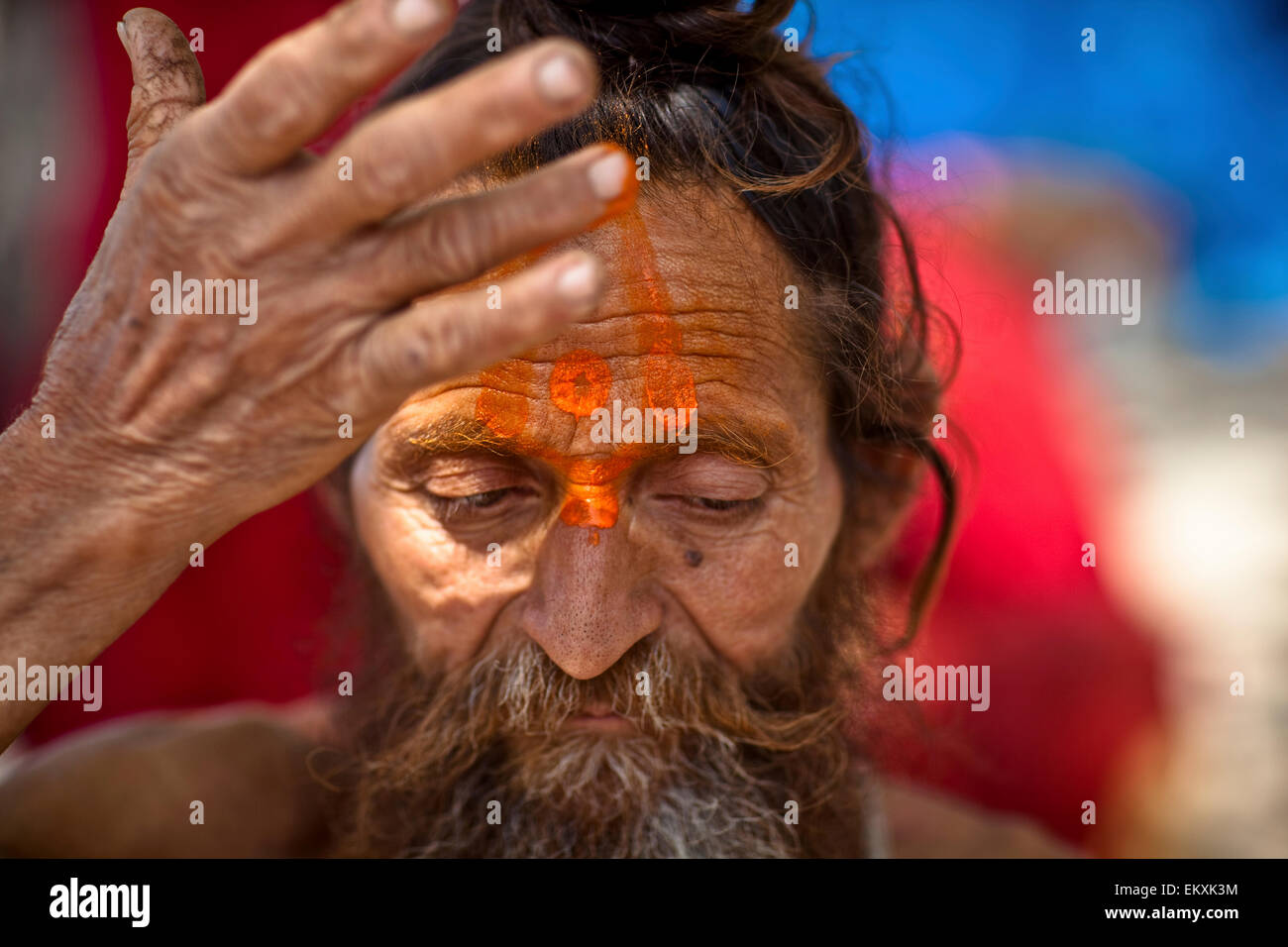 Un uomo santo con un Terzo Occhio dipinto sul suo volto; Haridwar India  Foto stock - Alamy