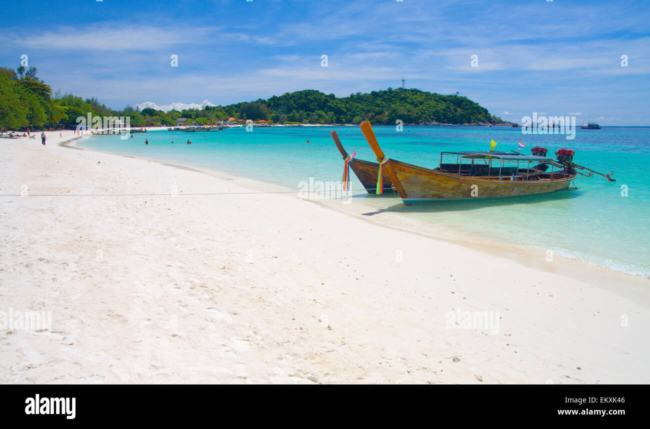 Bellissima spiaggia e mare con longtail boat su Koh Lipe, Mare delle Andamane,Thailandia Foto Stock