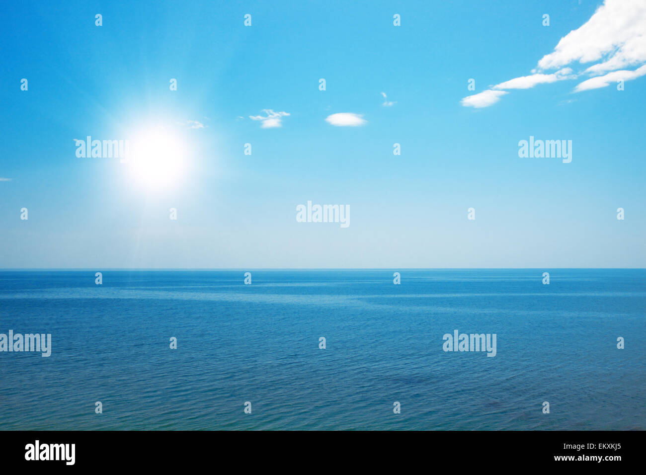 Bel mare e le nubi del cielo con Sun Foto Stock