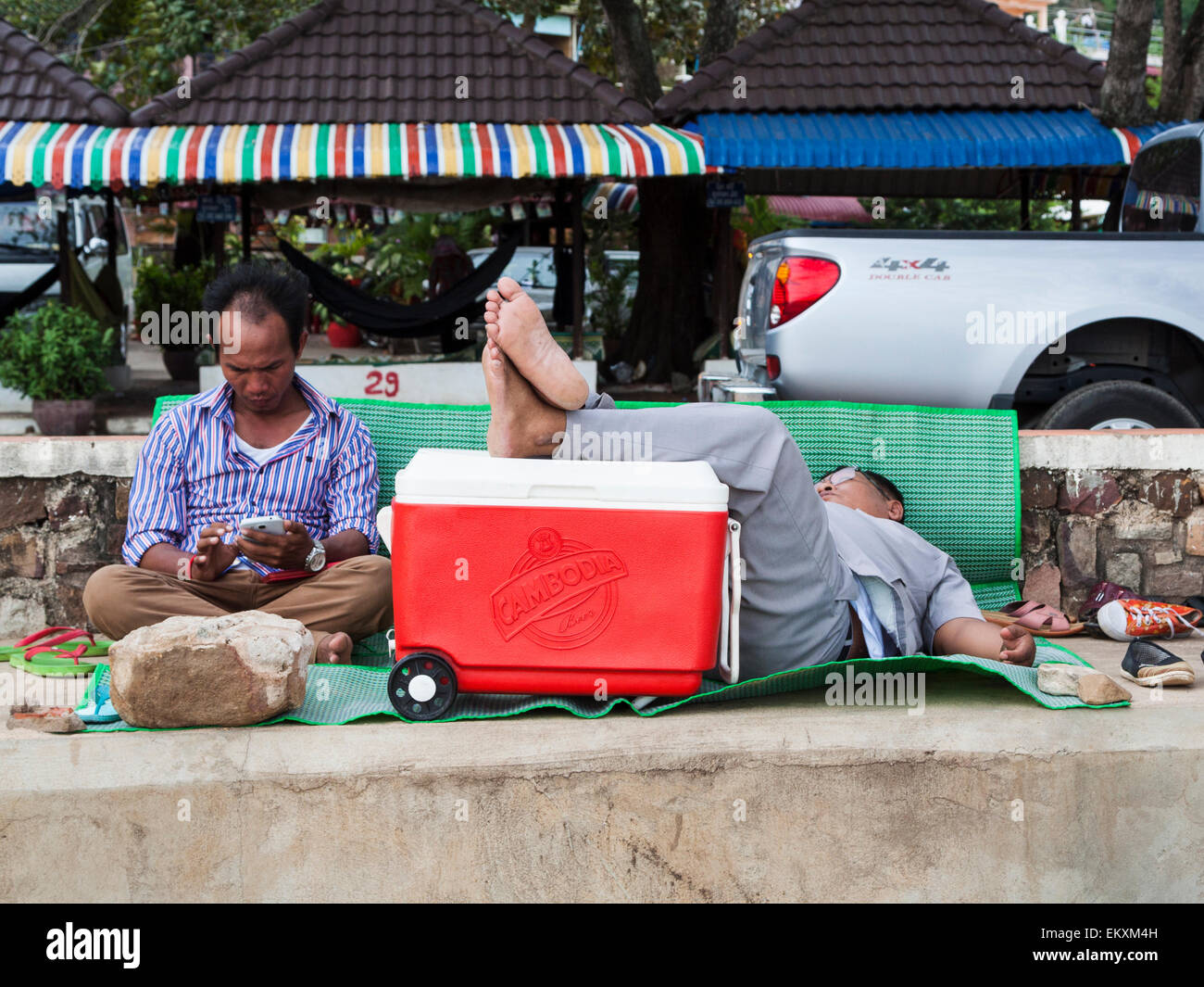 I cambogiani rilassante sulla spiaggia di Kep in Cambogia, in Asia. Foto Stock