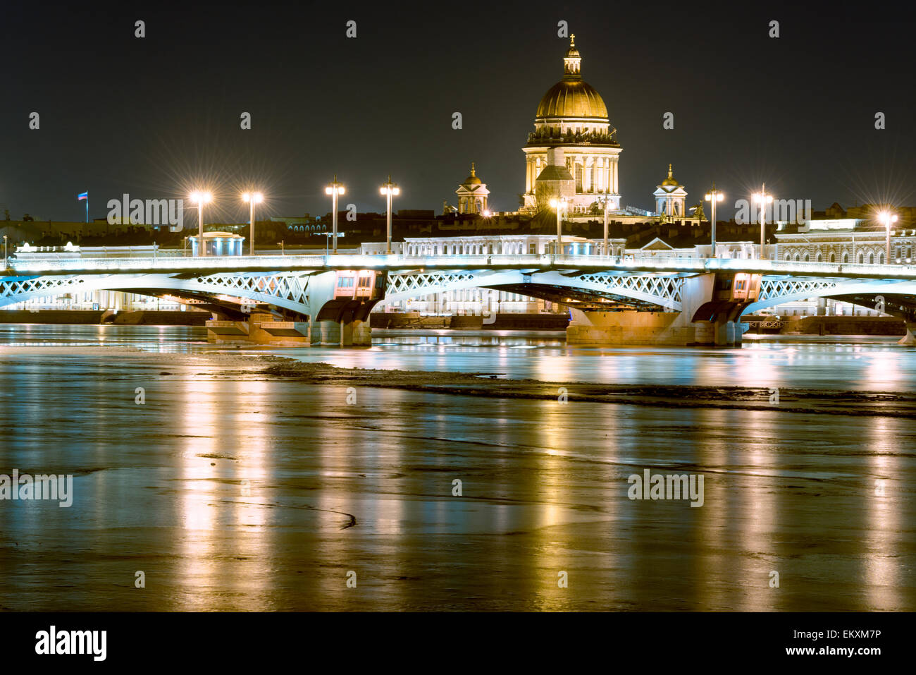 Cupola del tempio Isakiy Blagoveshenskiy sopra ponte di San Pietroburgo in inverno Foto Stock