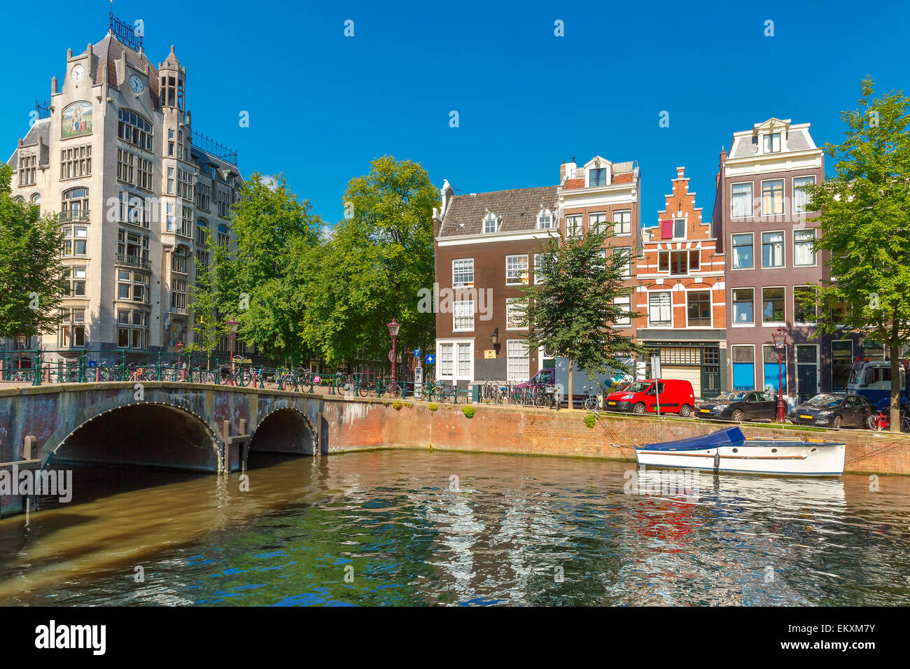 Vista sulla città di Amsterdam canal, il ponte e le case tipiche, Olanda Foto Stock
