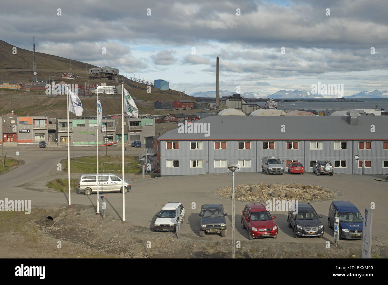 Costruzioni di legno con le montagne al di là, longyearbyen, adventdalen, spitzbergen, Svalbard. Foto Stock