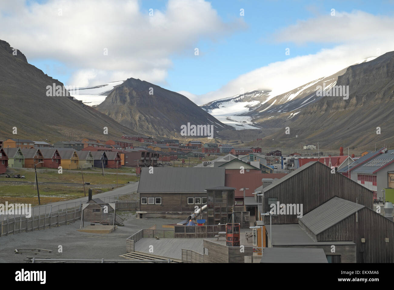 Costruzioni di legno con adventdalen e montagne, longyearbyen, spitzbergen, Svalbard. Foto Stock