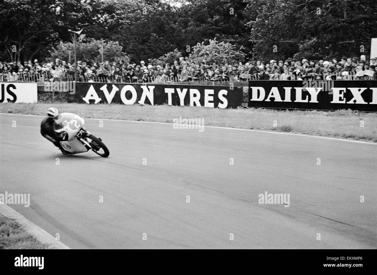 Ciclo motore Racing ad Oulton Park. Phil Read in azione durante la 350 cc classe gara. Il 7 luglio 1963. Foto Stock