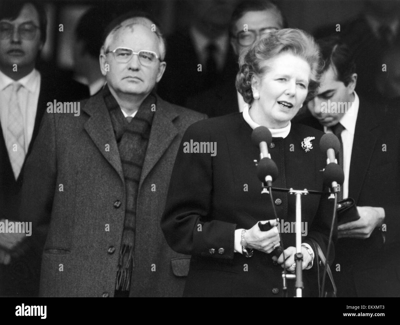 Il Primo Ministro Margaret Thatcher incontra il leader sovietico Presidente Mikhail Gorbaciov a base di RAF Brize Norton 8 dicembre 1987. Durante l incontro con il Premier sovietico Margaret Thatcher seccamente gli disse che la Gran Bretagna non prenderebbe in considerazione la possibilità di demolizione del Regno Unito n Foto Stock