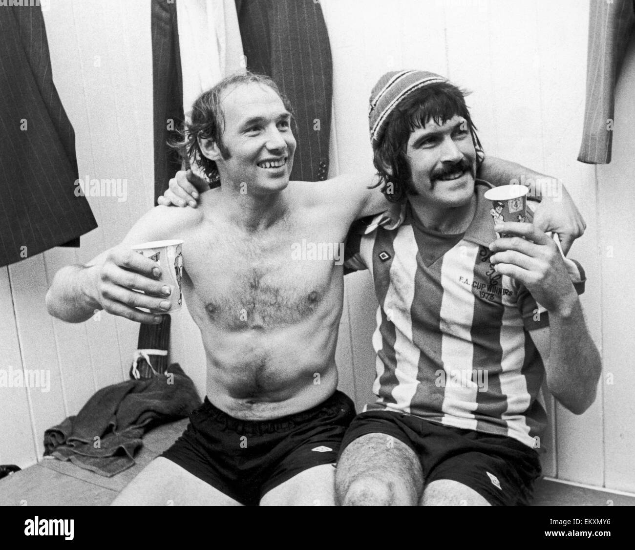 Sunderland v Portsmouth Football Aprile 1976 Robson e Hughes di Seconda Divisione Champions Sunderland celebrare dopo la loro 2-0 vittoria sul Portsmouth Football calciatore celebra potabile Foto Stock
