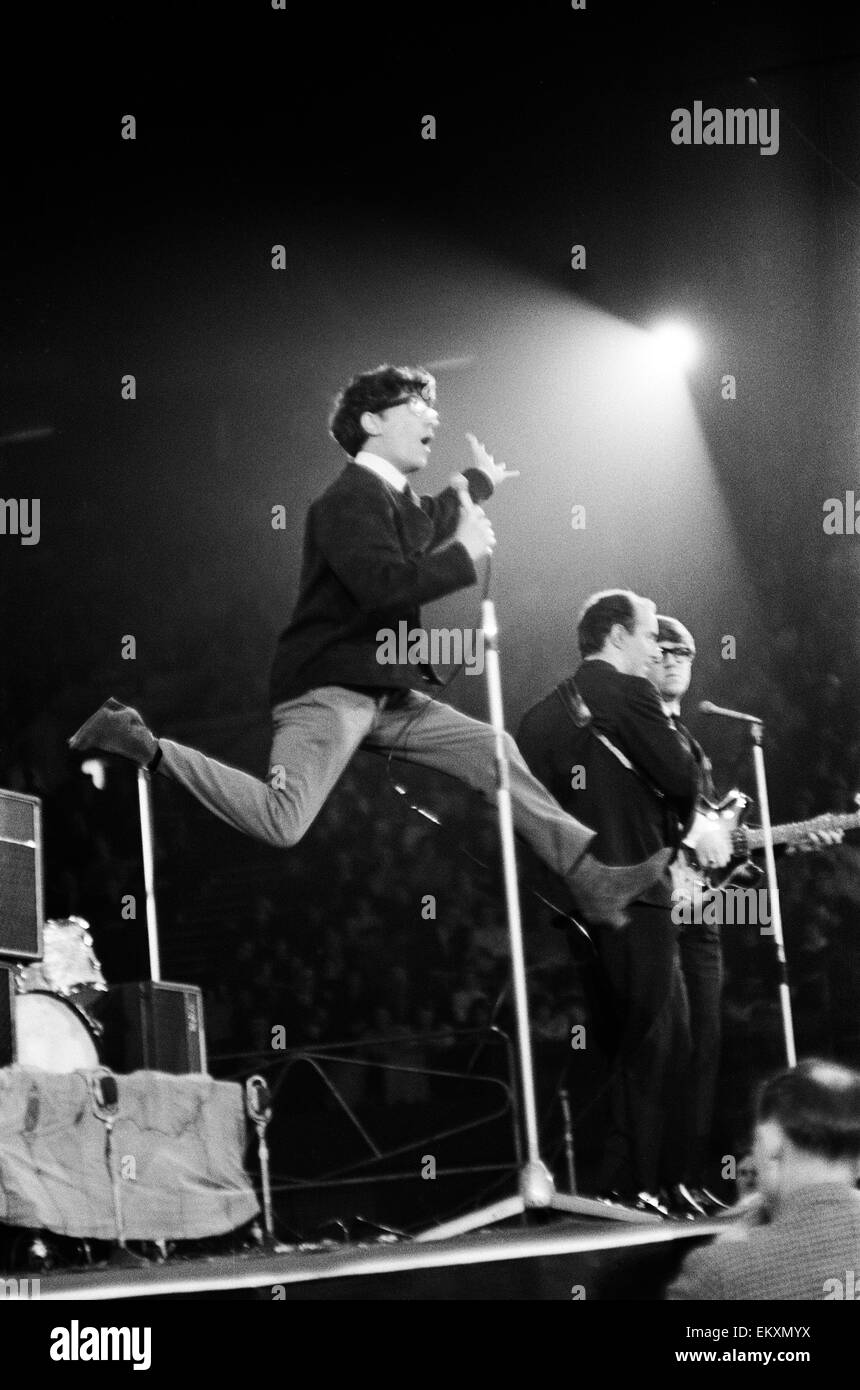 Manchester gruppo pop Freddie e i sognatori esibirsi sul palco della IPC annuale New Musical Express pop concert presso Empire Pool Wembley. 26 aprile 1964. Foto Stock
