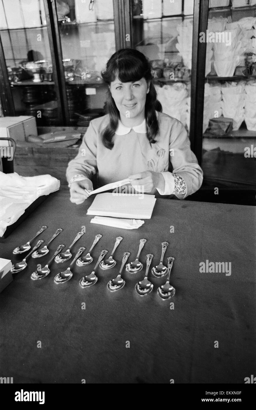 Ragazze a Viners lucidatura di posate la piastra argento prima di essere confezionato. Il 3 settembre 1967. Foto Stock