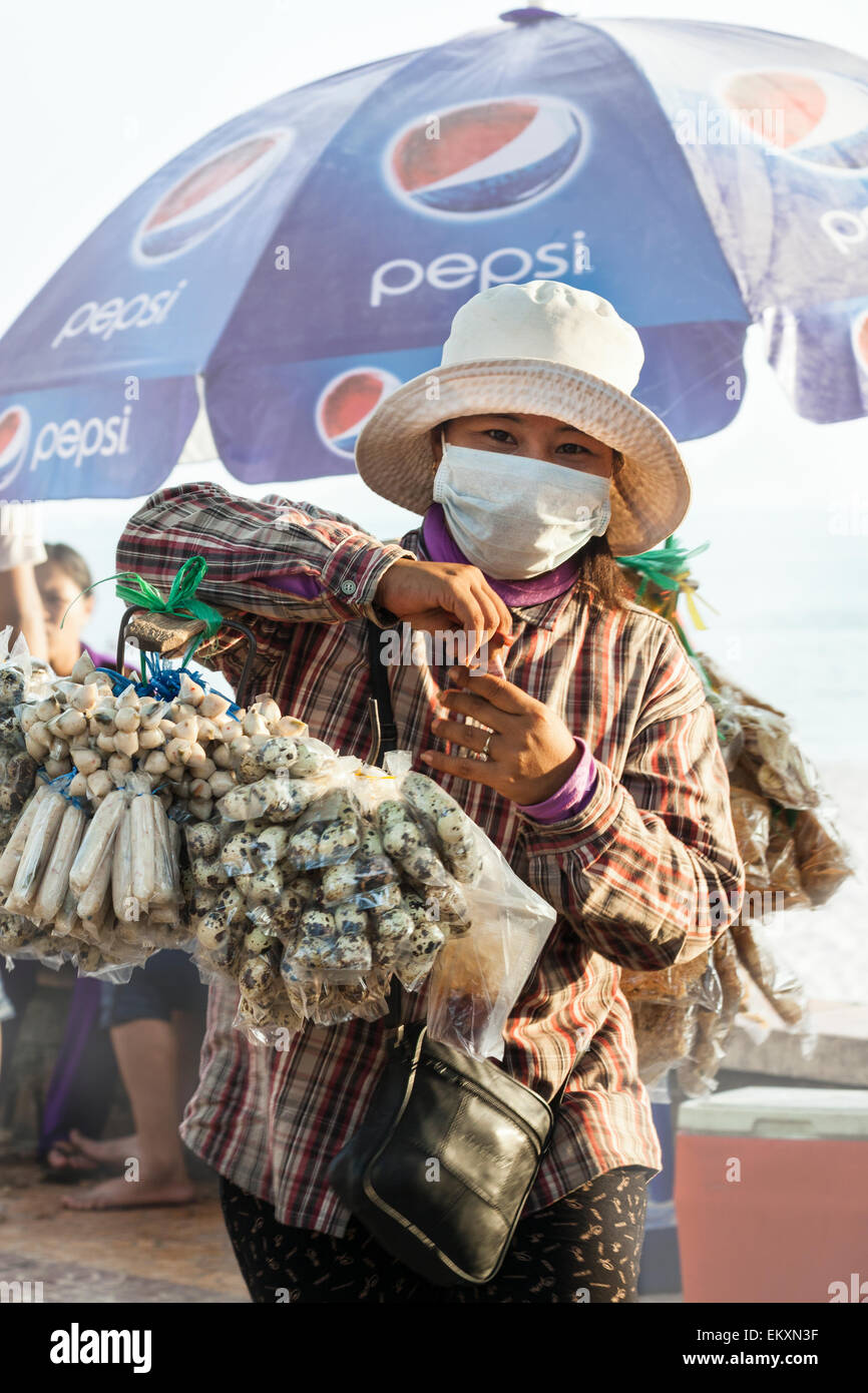 Una strada pedonale venditore a vendere gli spuntini locali in Kep, Cambogia. Foto Stock