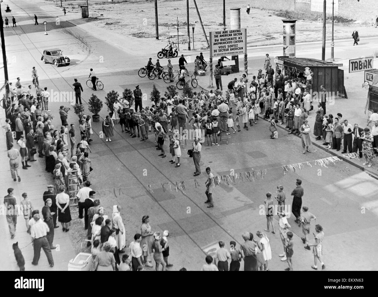 Berlino Una città divisa. Festa per bambini presso il confine dei settori Berlin 15 agosto 1953. Questa foto è stata scattata dalla parte orientale della Friedrich Strasse. Essa mostra i bambini giocando in prossimità del settore segno di confine. Solo un paio di mesi prima in J Foto Stock