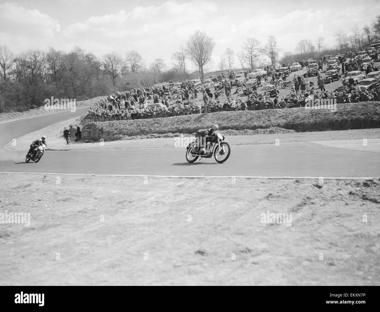 Corse di moto sulla nuova allungare il tracciato di Brands Hatch, Kent. Il circuito è stato esteso da 1,24 miglia con la costruzione di Druids Bend e la creazione di un nuovo pit lane. 16 Aprile 1954 Foto Stock
