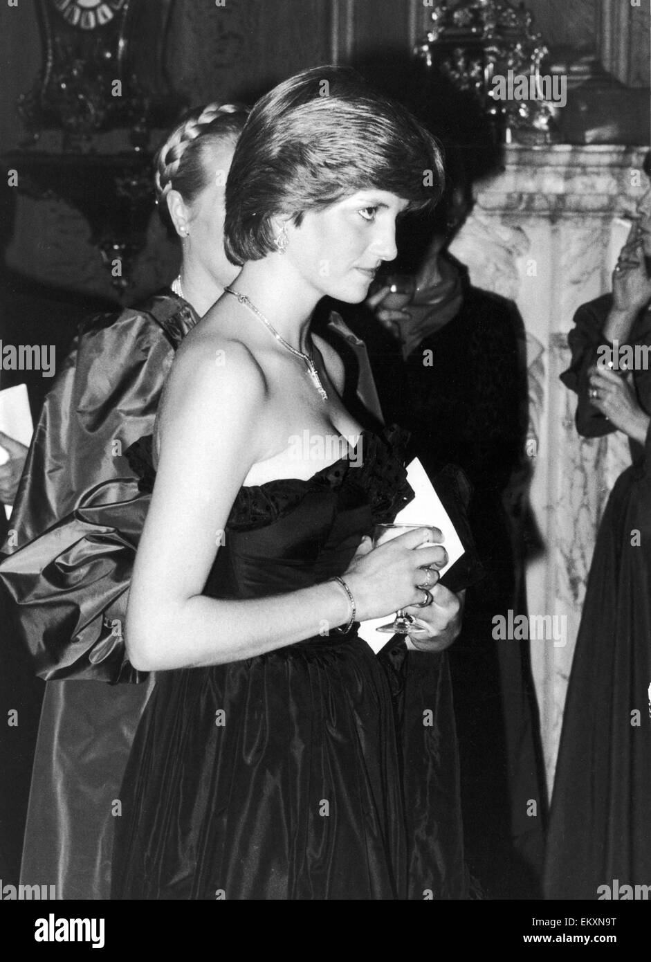 Lady Diana Spencer visto qui indossa un nero Emanuel abito da sera . 1  maggio 1981 Foto stock - Alamy