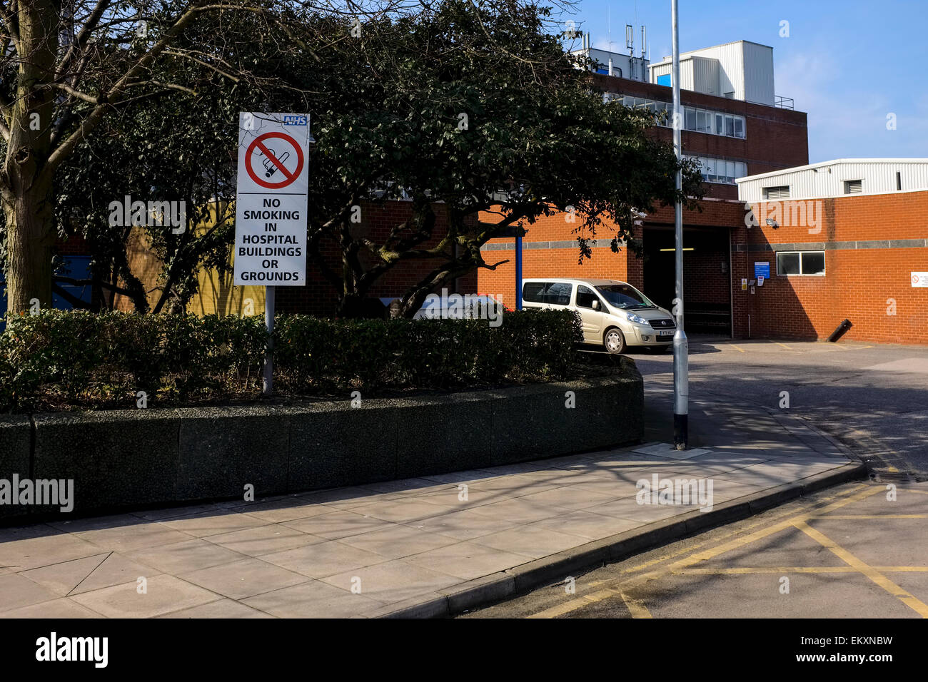 Un "Vietato Fumare" segno in corrispondenza di un ingresso della York ospedale. Foto Stock