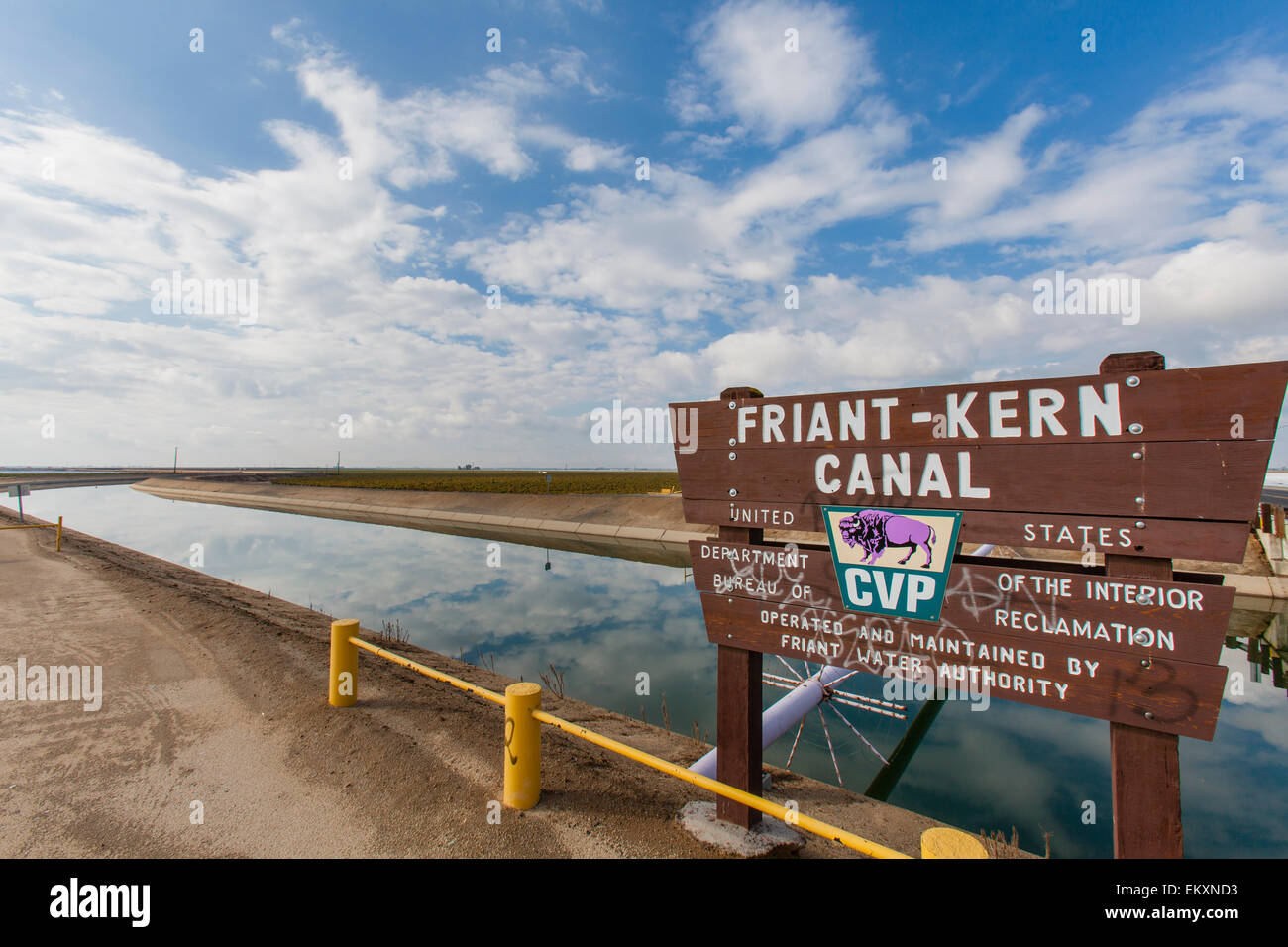 Il Friant-Kern Canale è un canale di irrigazione e parte della valle centrale acquedotto di progetto. Delano, Kern County, California Foto Stock