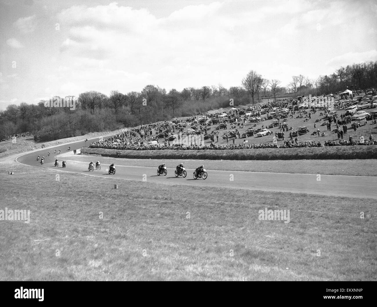 Corse di moto sulla nuova allungare il tracciato di Brands Hatch, Kent. Il circuito è stato esteso da 1,24 miglia con la costruzione di Druids Bend e la creazione di un nuovo pit lane. 16 Aprile 1954 Foto Stock