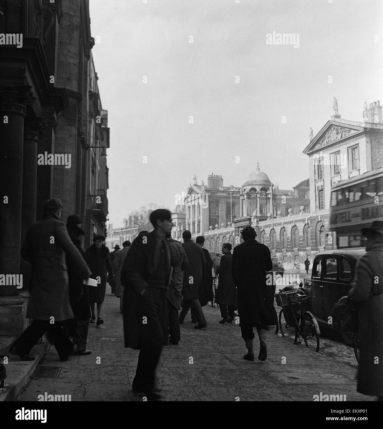 Gli studenti di Oxford University accanto a uno dei loro collegi, dentro e fuori la città. Circa 1950. Foto Stock