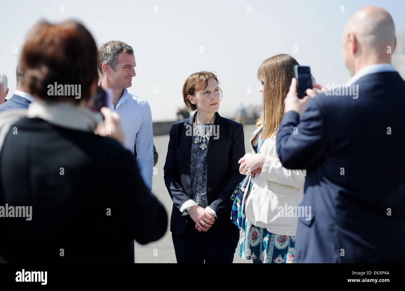 Hove Brighton Regno Unito 14 aprile 2015 - Justine Miliband la moglie del leader laburista Ed Miliband riunione del partito laburista attivisti sul lungomare Hove compresi potenziali candidati parlamentari per Hove Peter Kyle Foto Stock