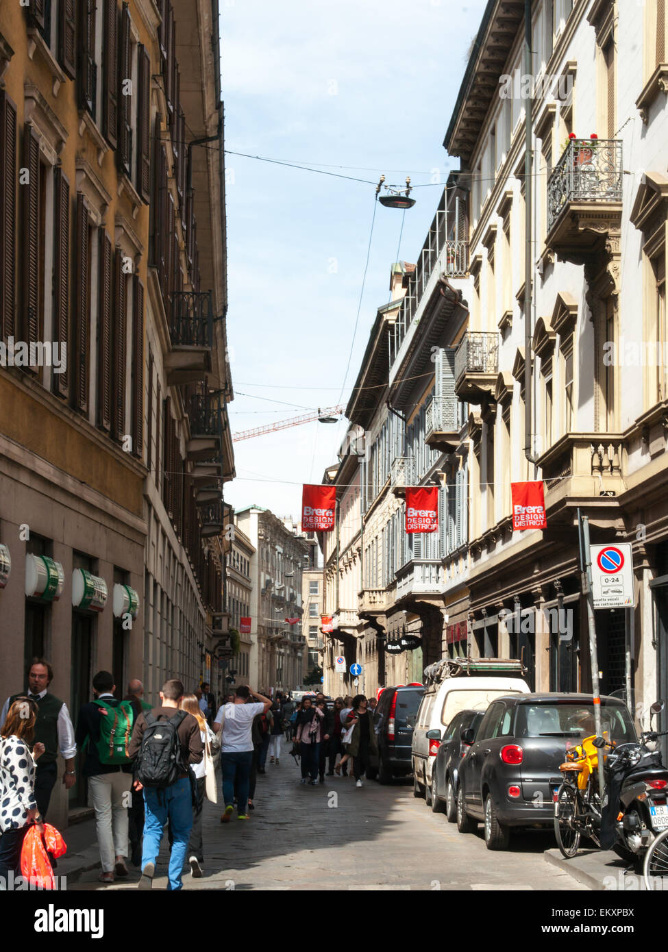 Milano, Italia. Il 14 aprile, 2015. dal XIV al XIX Aprile. Il leader mondiale per la fiera di arredamento è apertura a Milano Rho Fiera. Con un ricco calendario di eventi presso la fiera come pure nella città questa edizione speciale è molto vicino all'Expo 2015. Molti eventi sono in corso le strade intorno all'Accademia di Belle Arti di Brera. Credito: Sandro Tomada/Alamy Live News Foto Stock