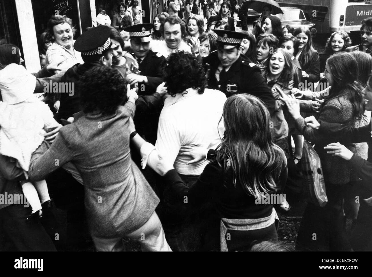 DJ Tiger Tim Stevens di età compresa tra 21 anni, viene assaliti dai fan come frequenta il ventunesimo compleanno di un abito negozio in Argyle Street Glasgow 22 settembre 1974. *** Caption locale *** - 13/04/2010 Foto Stock