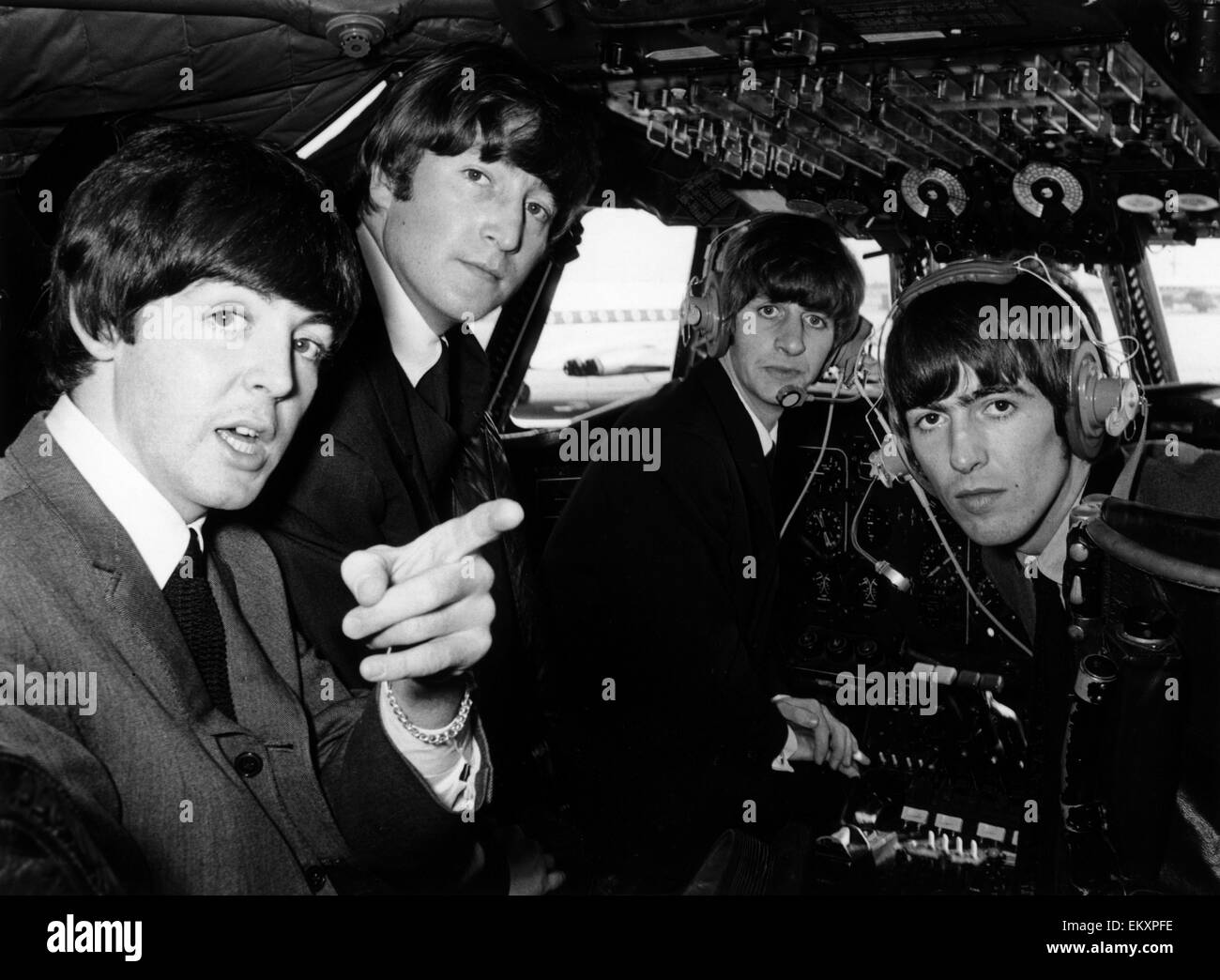 Beatles pop band nella cabina di pilotaggio di un aereo sulla strada per il Nord di Premiere di un 'dura giornata di Notte' di Liverpool. 13 Luglio 1965.Caption locale *** rescan - 28/04/2010 Foto Stock