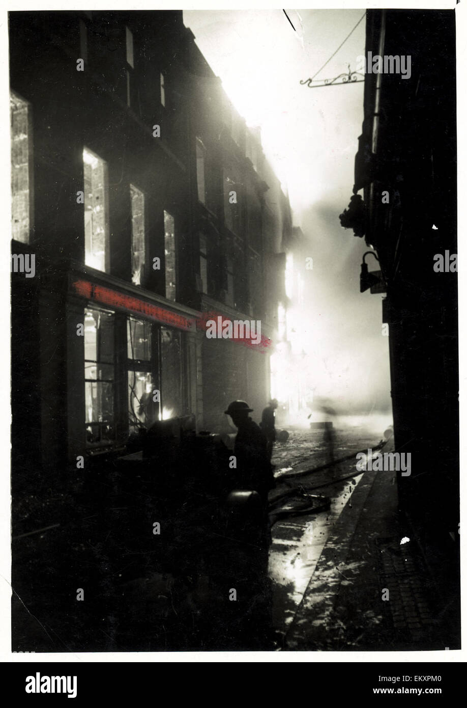Gli incendi blazing in un quartiere dello shopping di Londra MOI datata 17 aprile 1941.Caption locale *** Planman - 13/04/2010 Foto Stock