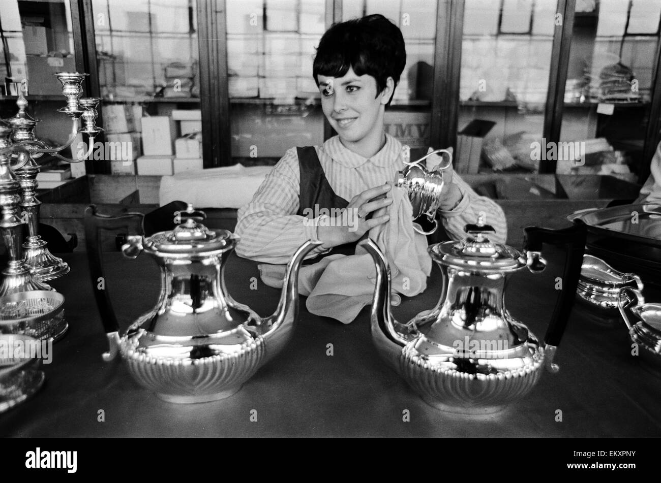 Ragazze a Viners lucidatura di posate la piastra argento prima di essere confezionato. Il 3 settembre 1967. Foto Stock