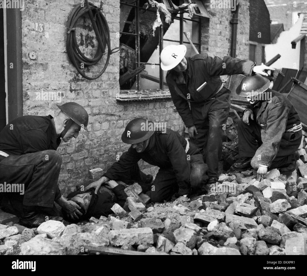 A sud di Londra prima della Difesa Civile per la formazione di base a terra il Lamberth Difesa Civile Centro di formazione. La nostra immagine mostra: soccorritori visto qui per imparare a estrarre feriti dalle macerie a seguito di una esplosione nucleare . 5 Maggio 1952 Foto Stock