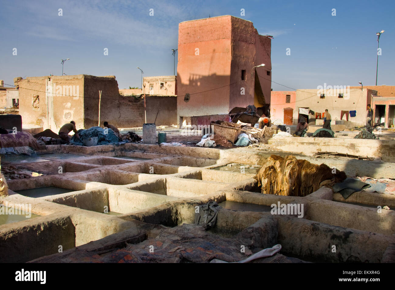 Marrakech, Marocco - Jan 21: Unidentified le persone a svolgere il lavoro in conceria souk on gennaio 21, 2010 in ambito artigianale marocchino Foto Stock