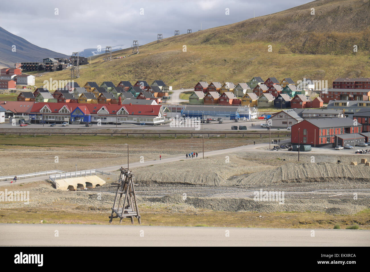 Costruzioni di legno con antenna dusused funivia al di là, estate, longyearbyen, adventdalen, spitzbergen, Svalbard. Foto Stock
