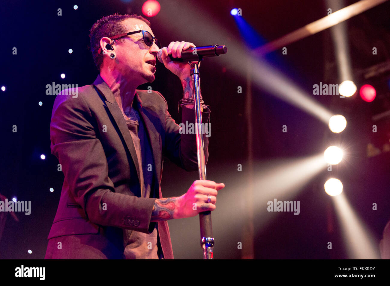 Hollywood, California, USA. Xiii Apr, 2015. Il cantante CHESTER BENNINGTON di Stone Temple Pilots esegue sul palco della House of Blues di Hollywood, California © Daniel DeSlover/ZUMA filo/Alamy Live News Foto Stock