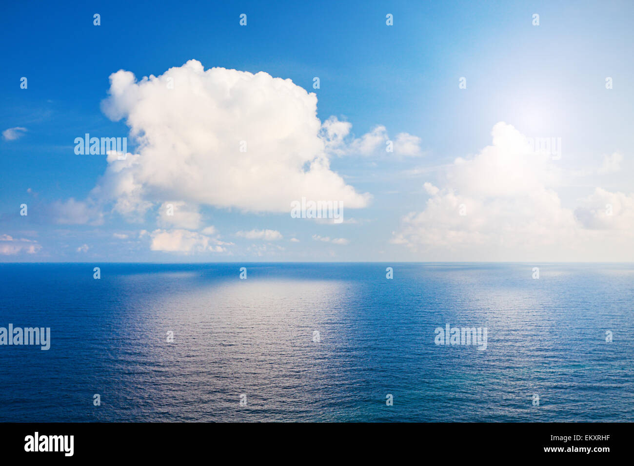 Bel mare e le nubi del cielo con Sun Foto Stock