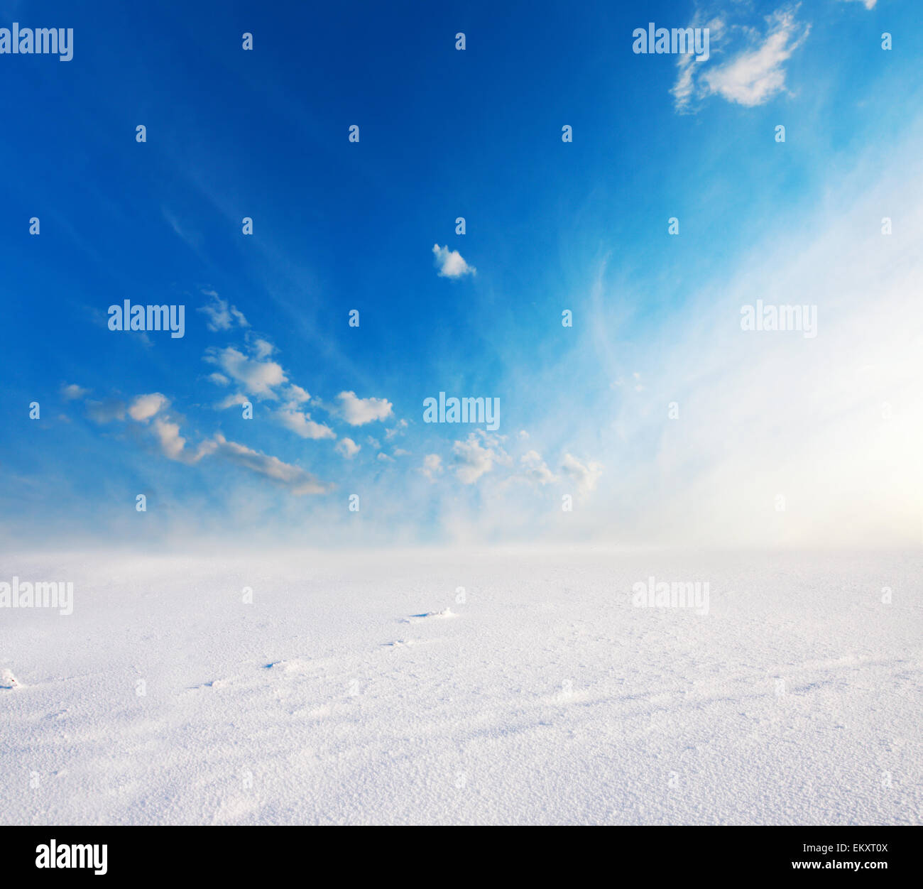 Campo di neve e cielo blu Foto Stock