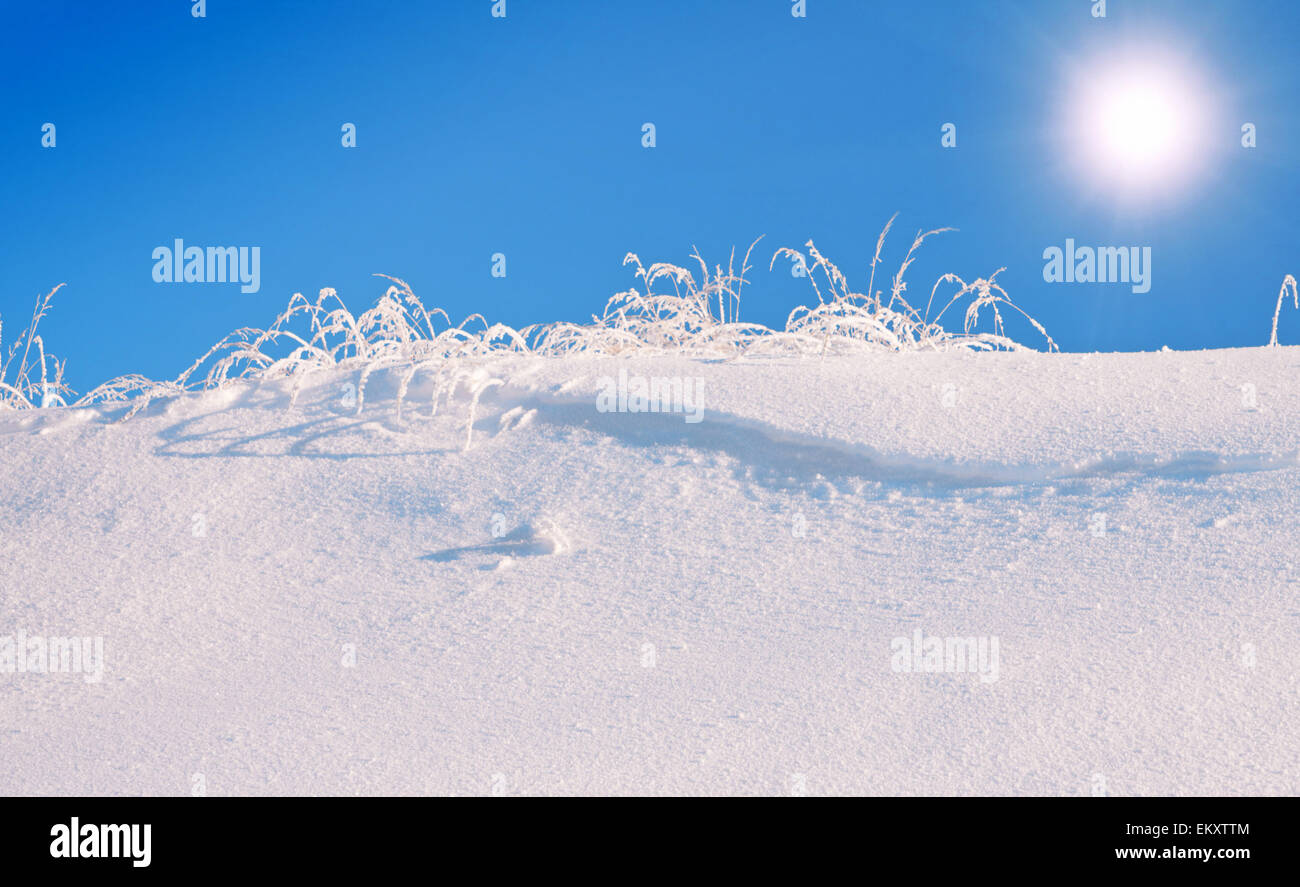 Montagna di neve e cielo blu Foto Stock