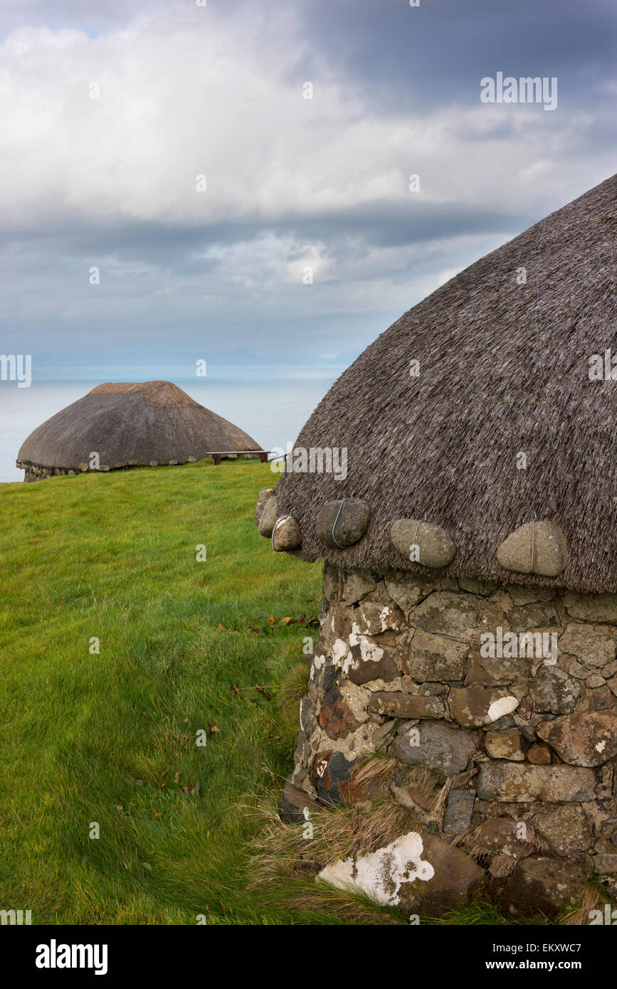 Blackhouses tradizionale vicino a Uig sull'Isola di Skye. Foto Stock