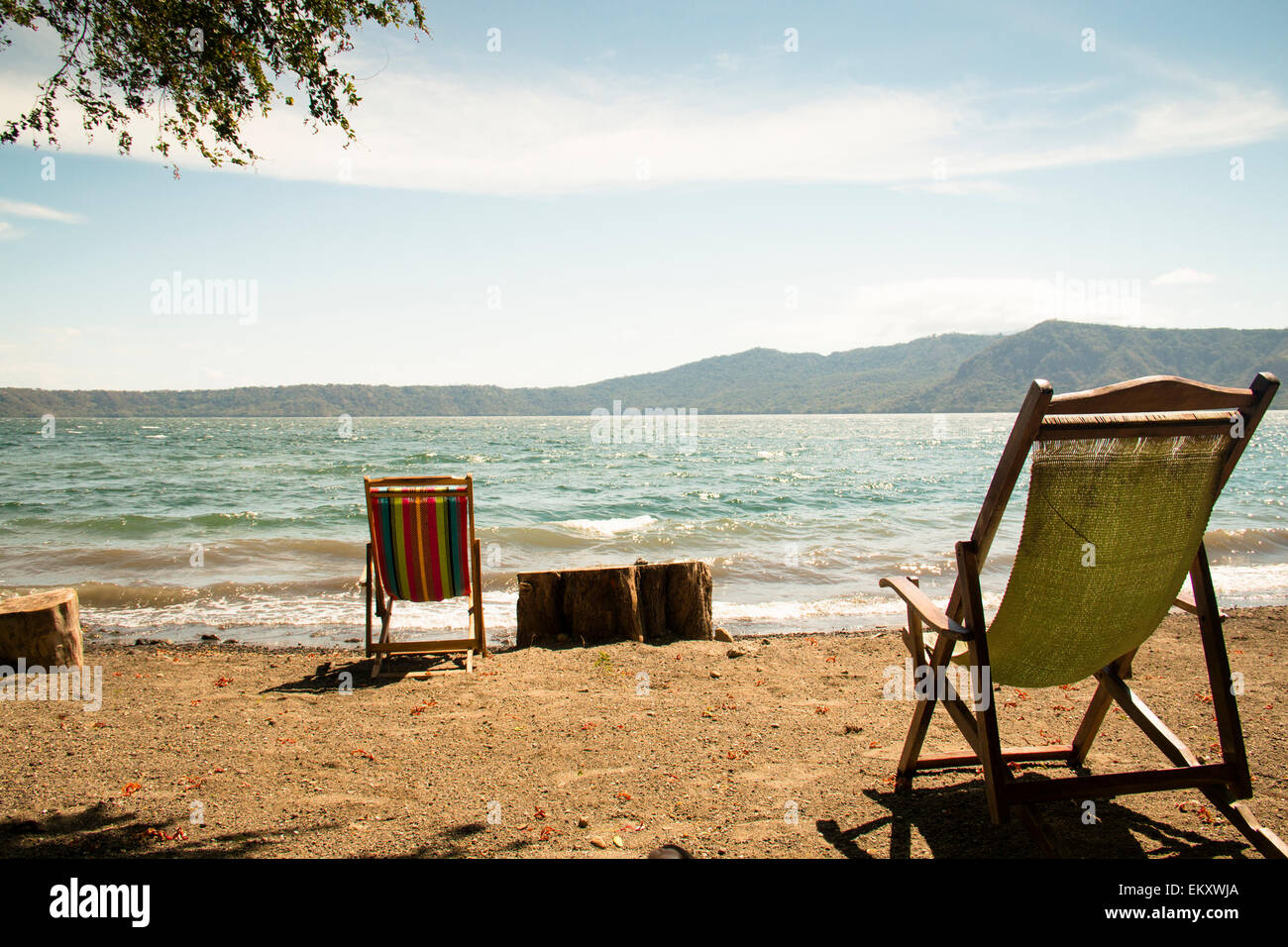 Sedie sulla riva del lago di Apoyo vicino a Granada, Nicaragua Foto Stock