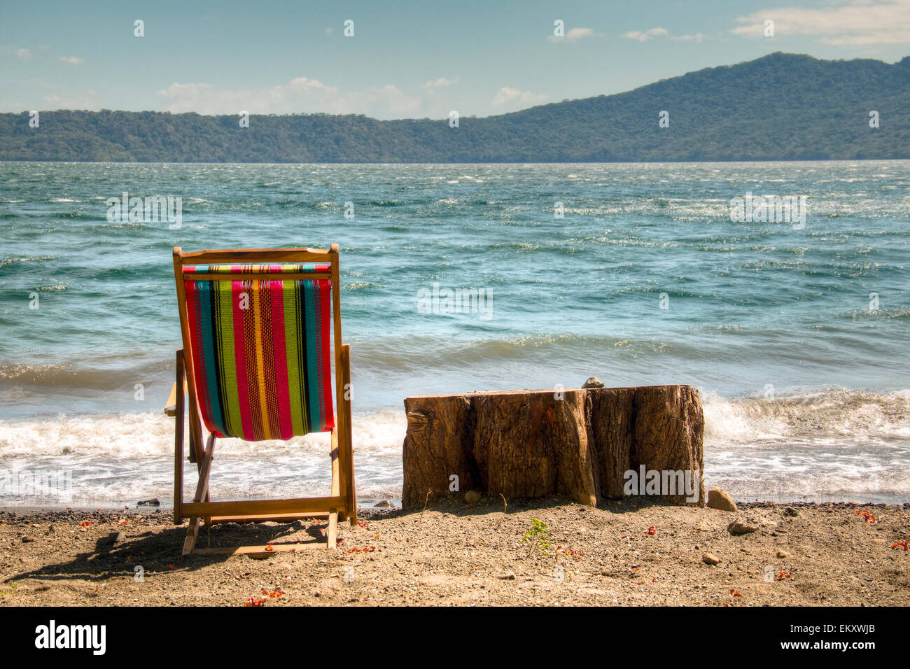 Sedia presso la riva del lago di Apoyo vicino a Granada, Nicaragua Foto Stock