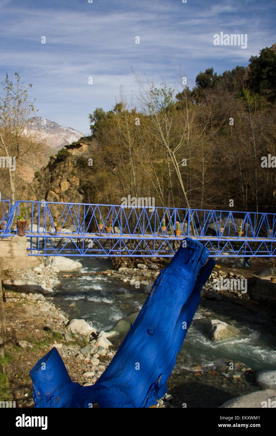 Setti Fatma blue bridge. Montagne Atlas un inverno pieno di sole, Marocco Foto Stock