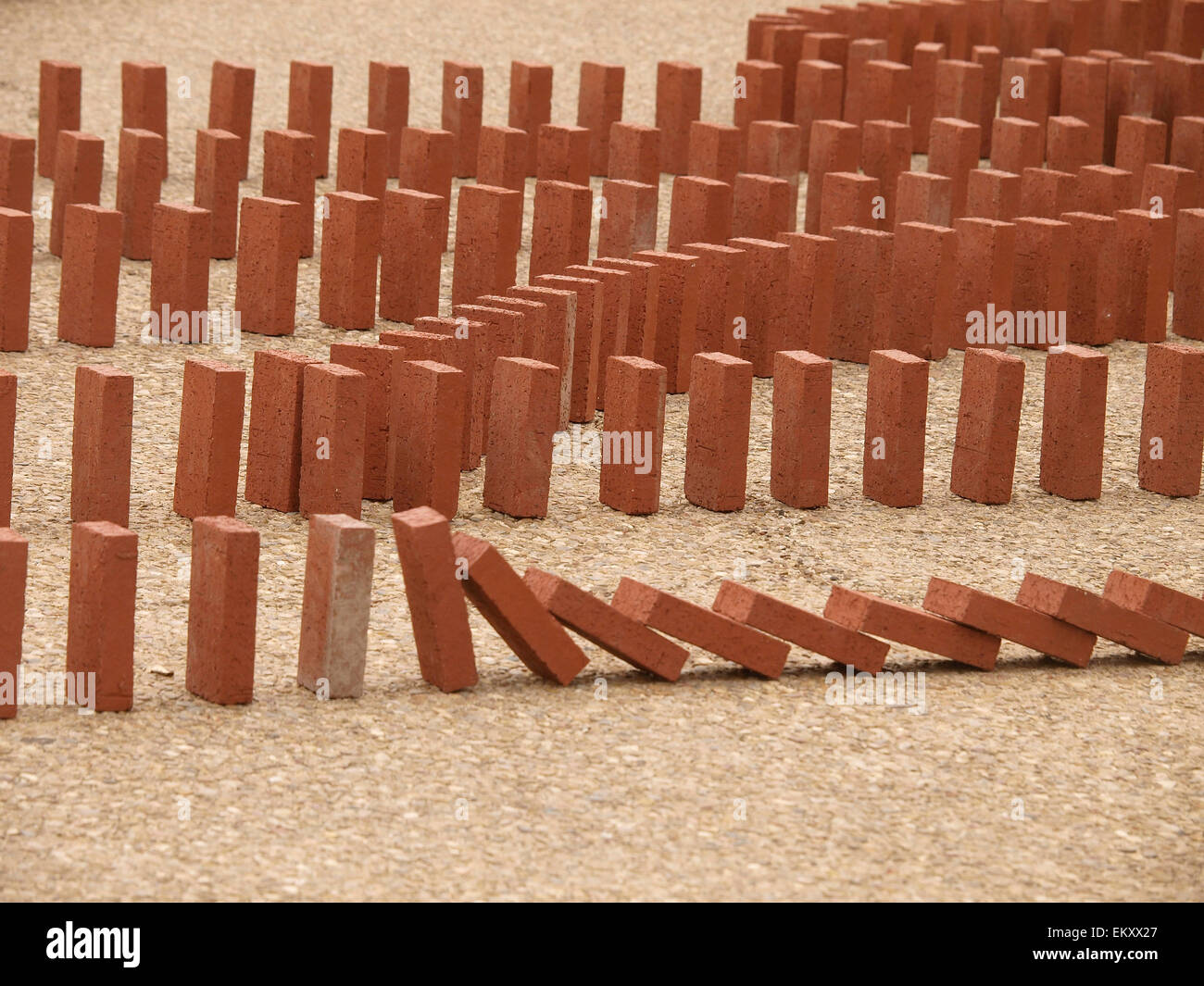 Mattoni crollano e rovesciare uno dopo l'altro, l'effetto domino, o teoria del domino. Foto Stock