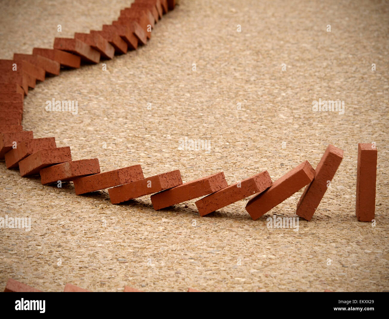 Mattoni crollano e rovesciare uno dopo l'altro, l'effetto domino, o teoria  del domino Foto stock - Alamy